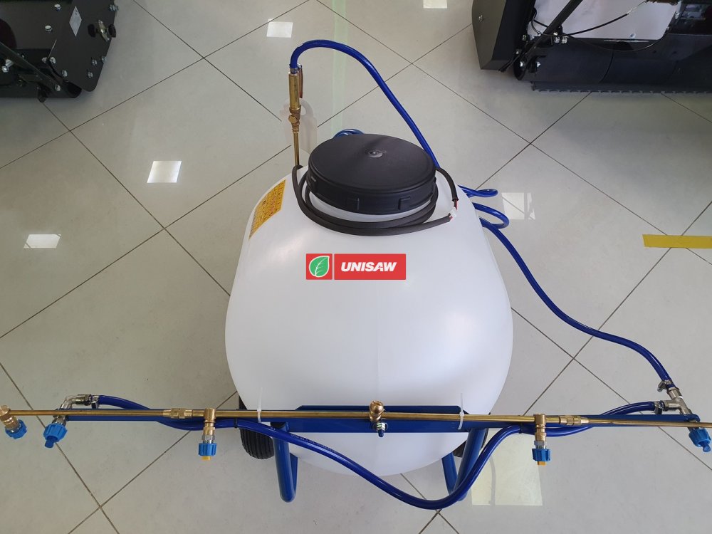 Прицепной распылитель Caiman 120 с помпой FLOJET 12В Прицепной распылитель Caiman 120 с помпой FLOJET 12В